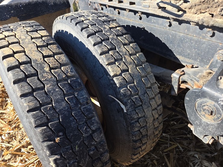 1988-freightliner-day-cab-semi-image-15
