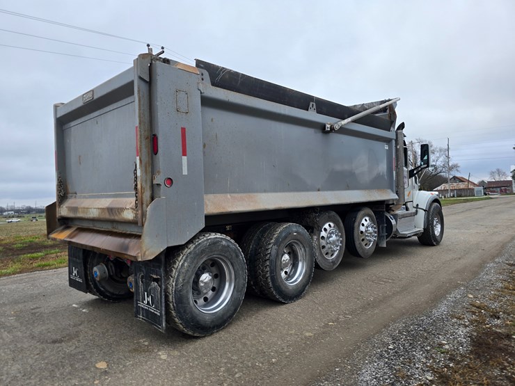 2020-peterbilt-567-image-31