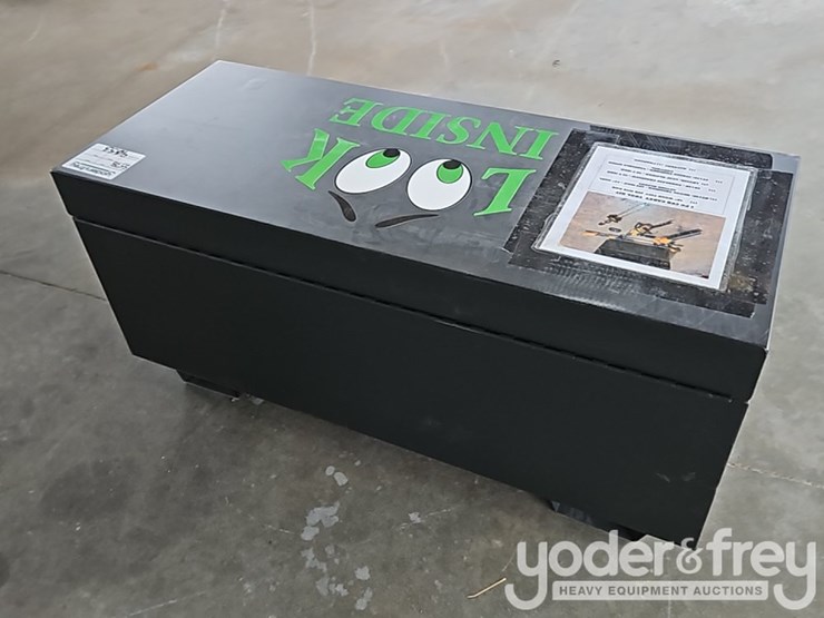 unused-wood-tuff-tow-48"-box-7-pcs-cub-cadet-tool-kit,-hedge,-trimmer,-cordless-chainsaw,-leaf-blower,-string-trimmer,-battery-charger-image-4