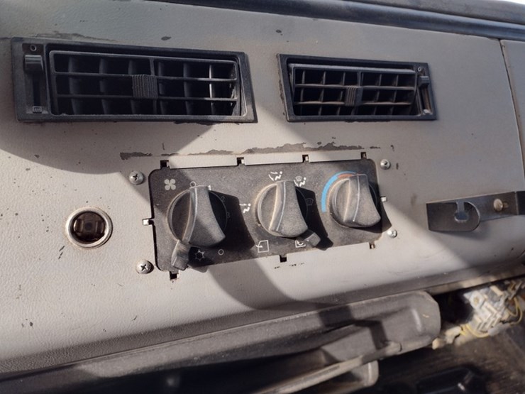 freightliner-fl70-image-13