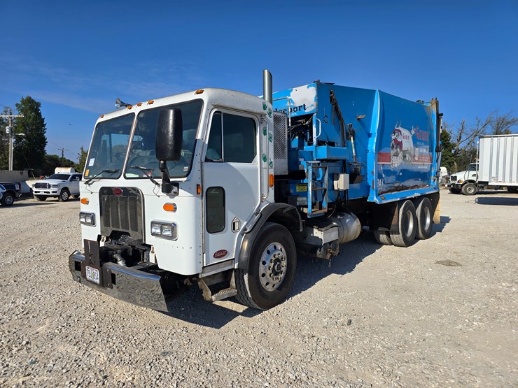 2013-peterbilt-320-image-2