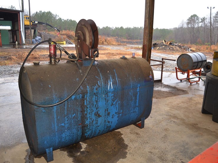 approx-250-gal-gas-oil-tank-w/-air-hose-reel-&-air-pump-image-3
