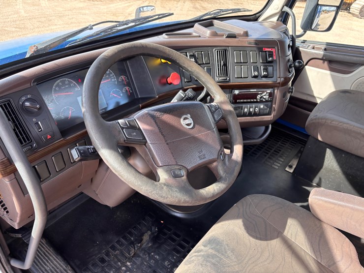volvo-vnl64t300-image-8