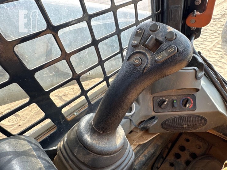 2022-bobcat-t740-image-24