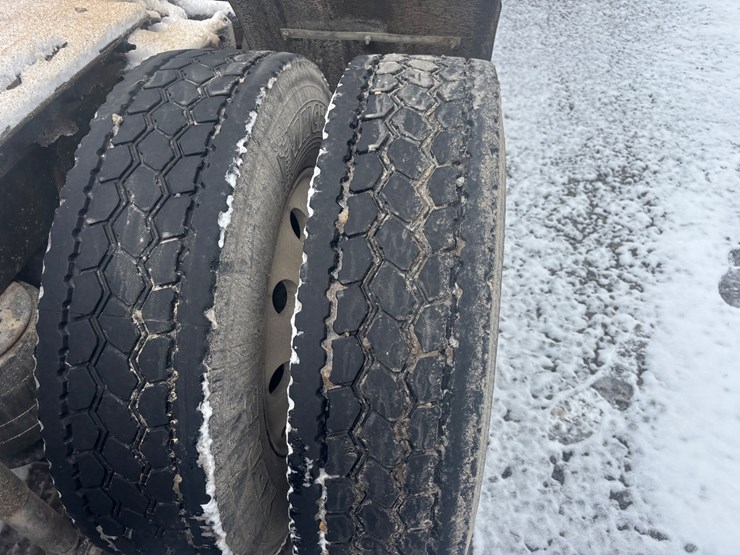 #1550-•-2016-peterbuilt-day-cab-auto-image-13