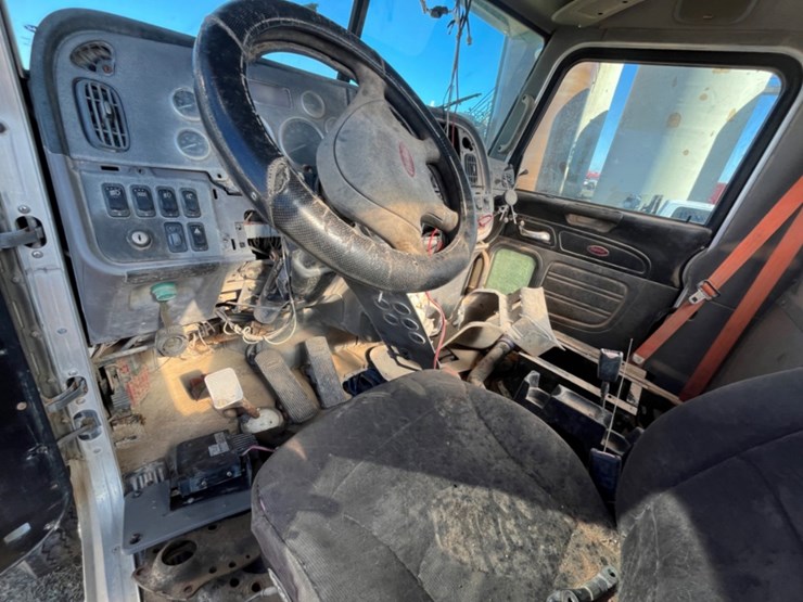 2011-peterbilt-367-image-15