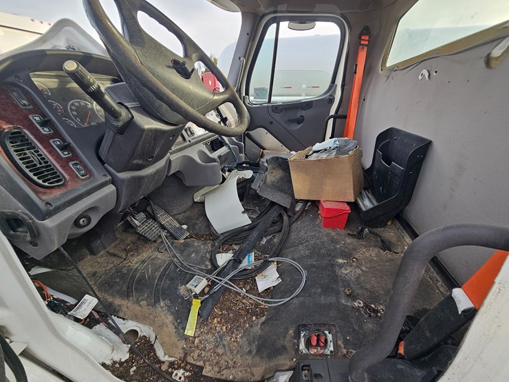 2019-freightliner-m2-106-image-41