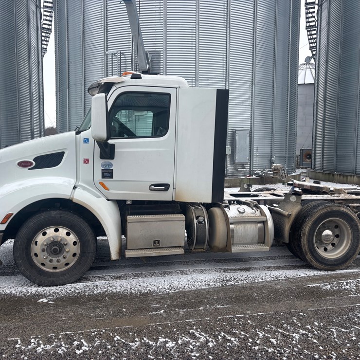 #1550 • 2016 peterbuilt day cab auto