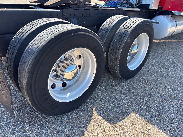 2002-peterbilt-379-image-11