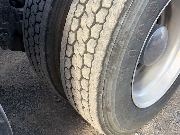 1999-peterbilt-379-image-13