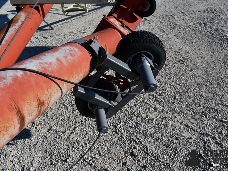 buhler-farm-king-y1070tm-10"x70'-swing-away-auger-image-14