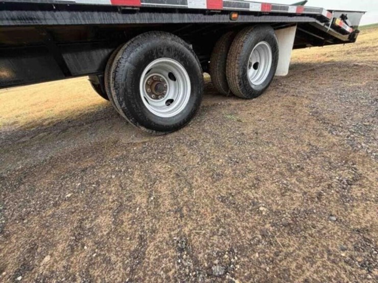 2022-titan-trailer-image-9