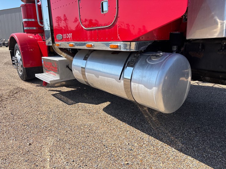 2002-peterbilt-379-image-13