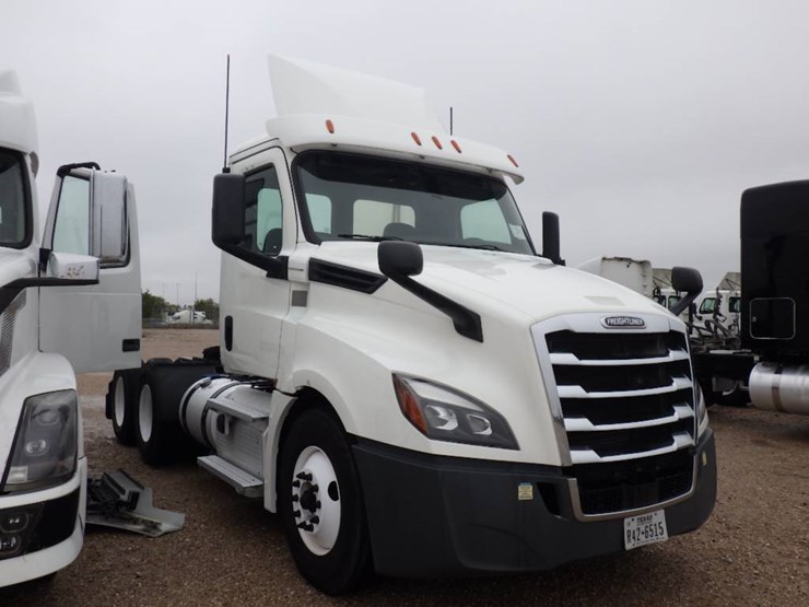freightliner-cascadia-126-image-3