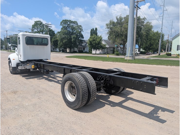 peterbilt-335-image-10