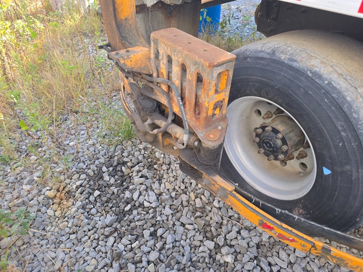 2001-peterbilt-320-image-15