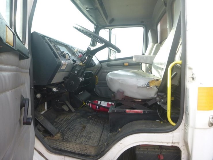 freightliner-fl70-image-12