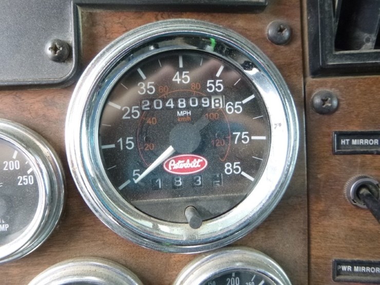 peterbilt-330-image-9