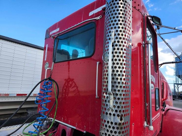 2011-kenworth-t800-image-13