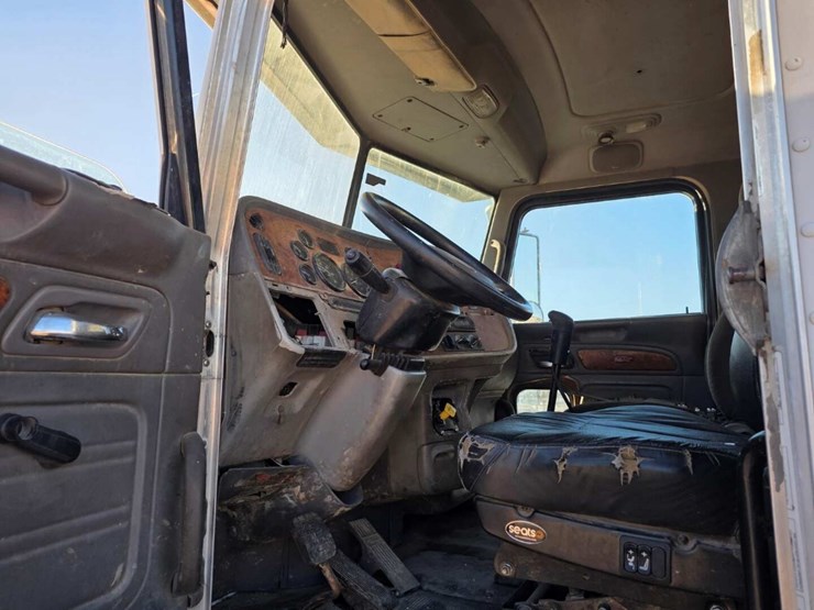 peterbilt-385-image-10