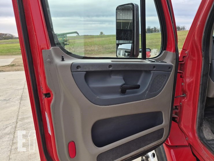 2018-freightliner-cascadia-113-image-18