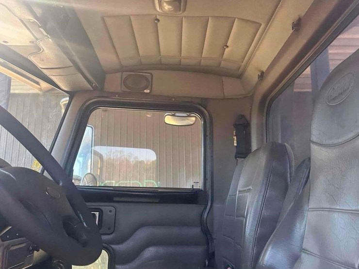 2008-peterbilt-335-image-27