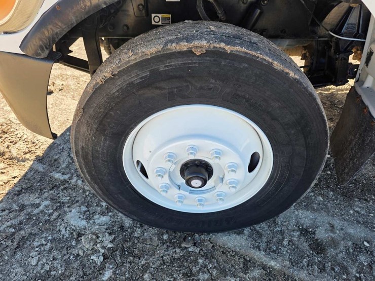 2009-peterbilt-340-image-12