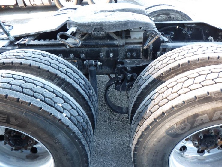 2018-peterbilt-579-image-12