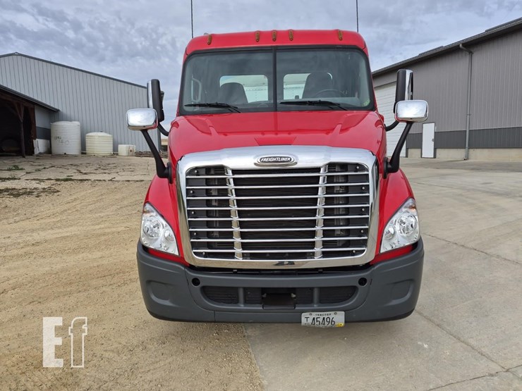 2018-freightliner-cascadia-113-image-2