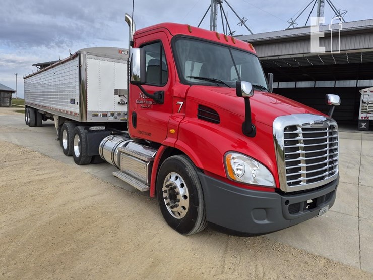 2018-freightliner-cascadia-113-image-3