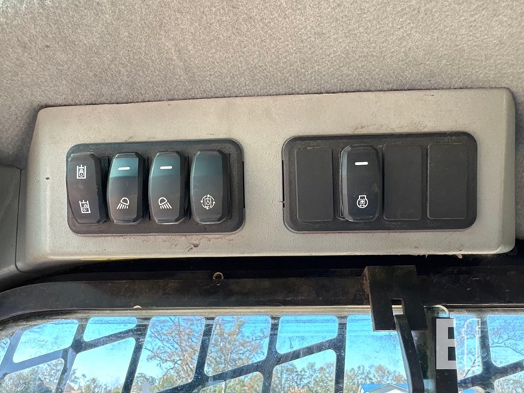 2022-caterpillar-299d3-image-24