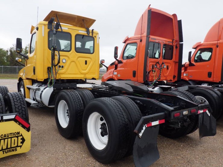 2019-freightliner-cascadia-126-image-14