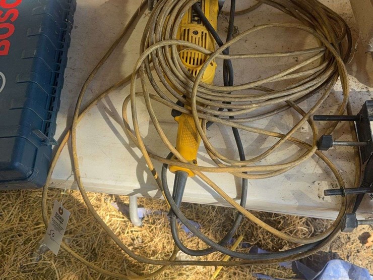 dewalt-dwe4517-7"-angle-grinder-with-extension-cord-image-1