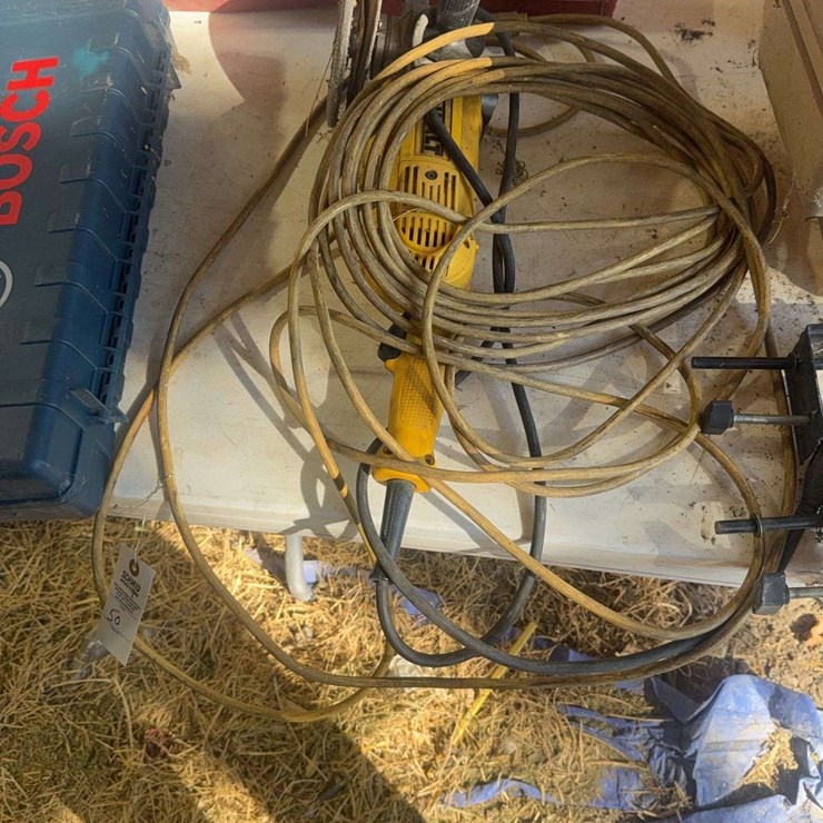 Dewalt DWE4517 7" angle grinder with extension cord