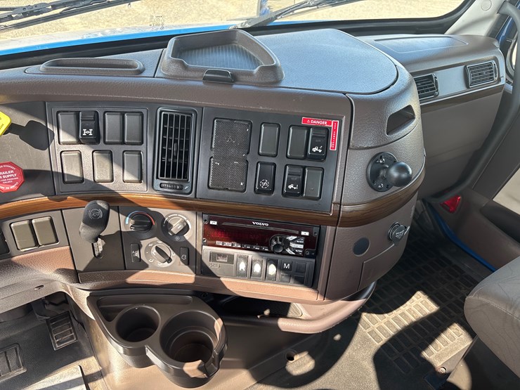 volvo-vnl64t300-image-9