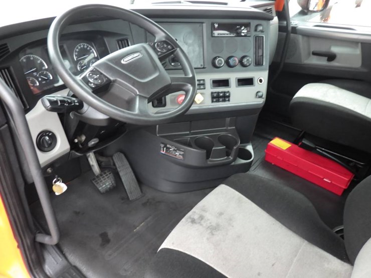 2019-freightliner-cascadia-116-image-18