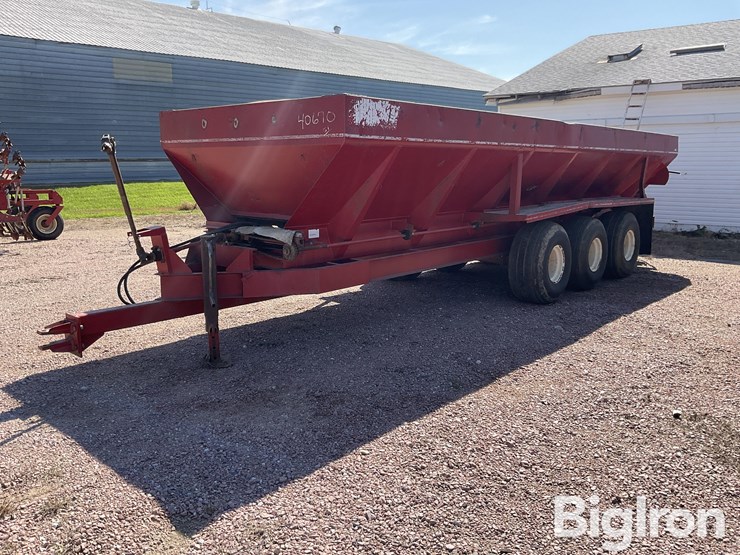 chandler-dry-litter-spreader-image-1