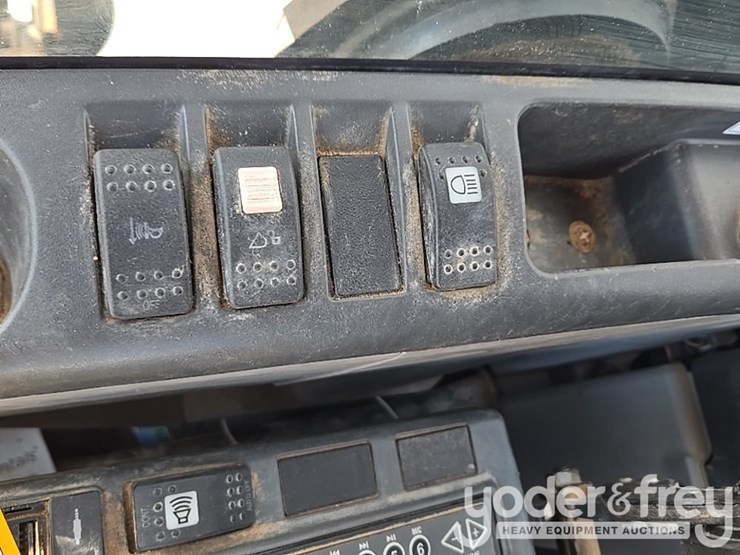 2021-case-cx210-lc-image-189