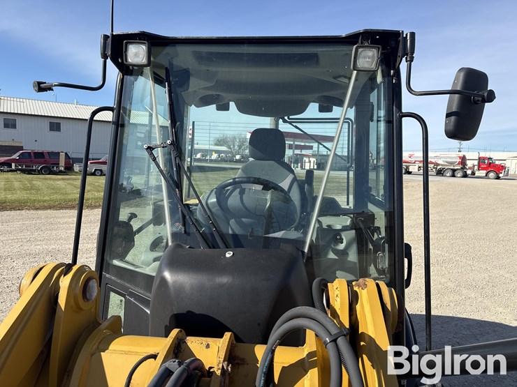 2015-caterpillar-906m-image-10