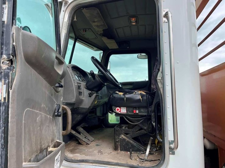 2012-peterbilt-337-image-3