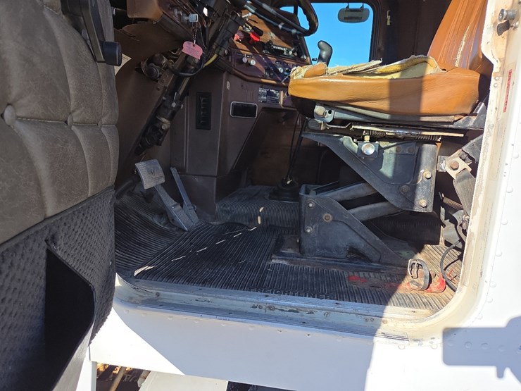 1988-freightliner-day-cab-semi-image-50