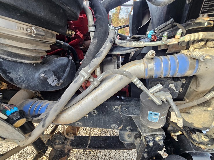 2019-freightliner-m2-106-image-26