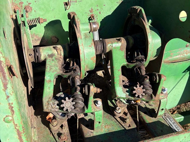 john-deere-336-image-10