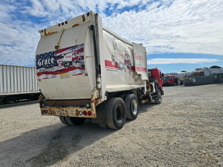 2005-peterbilt-320-image-16