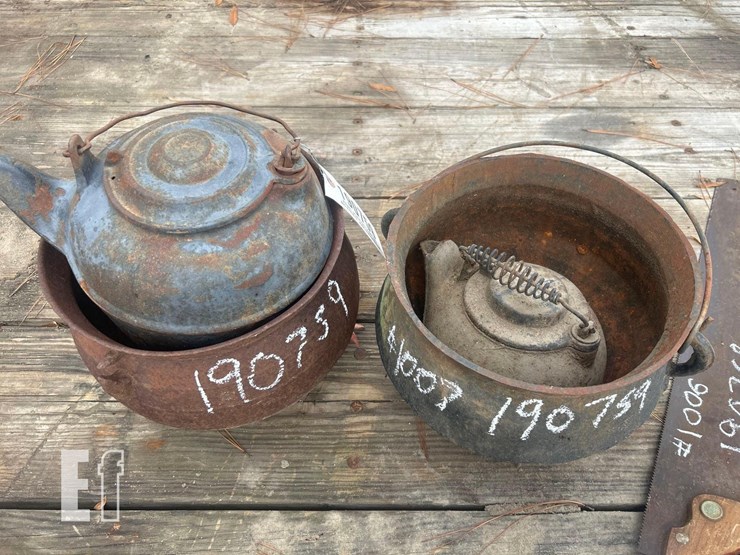 cast-iron-pots-&-kettles-image-2