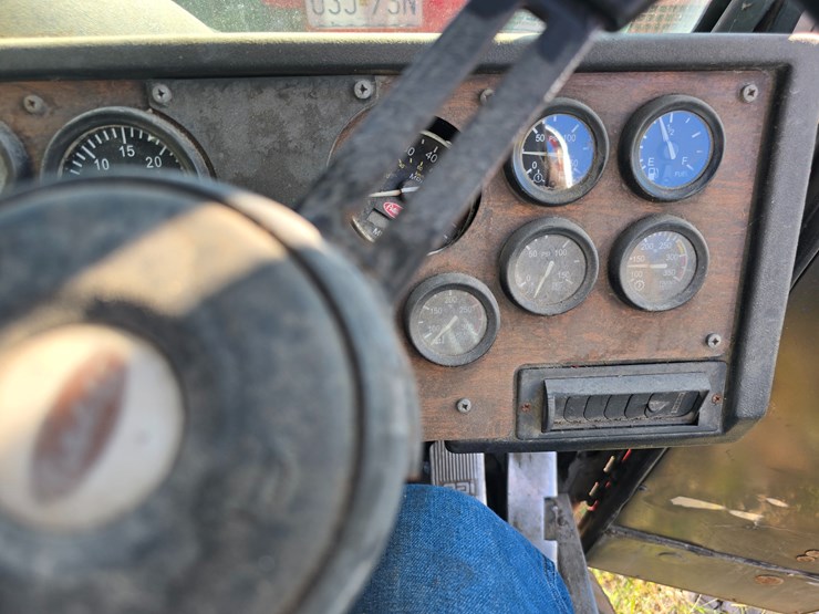 2001-peterbilt-320-image-31