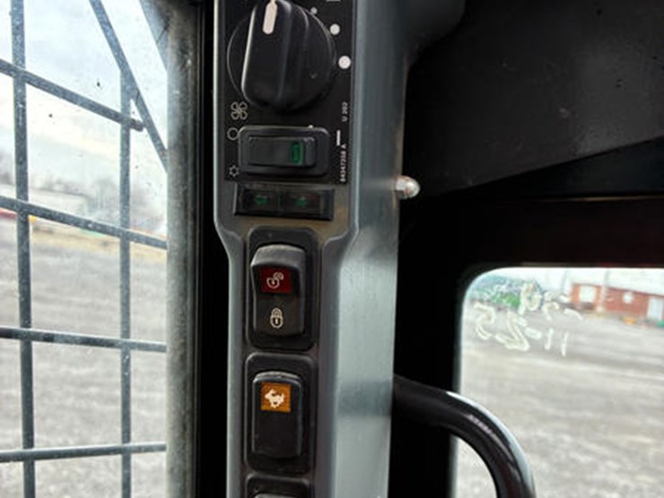 new-holland-l230-image-22