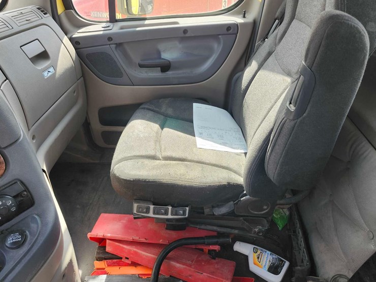 2016-freightliner-semi,-tag-#646-image-23