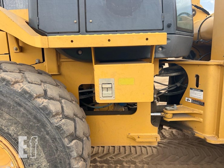 2011-deere-544k-image-26