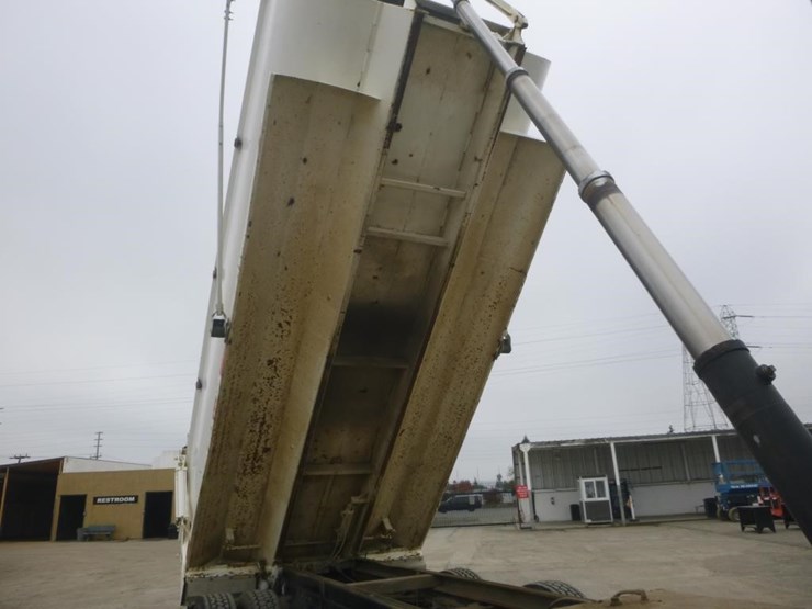 2019-peterbilt-567-image-11